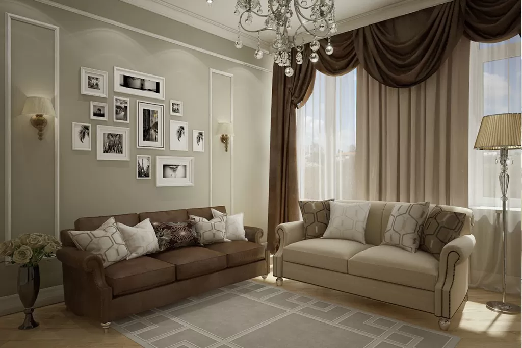 Затишна кімната з парою класичних диванів, симетричним розташуванням декору на стінах і багатошаровими шторами.