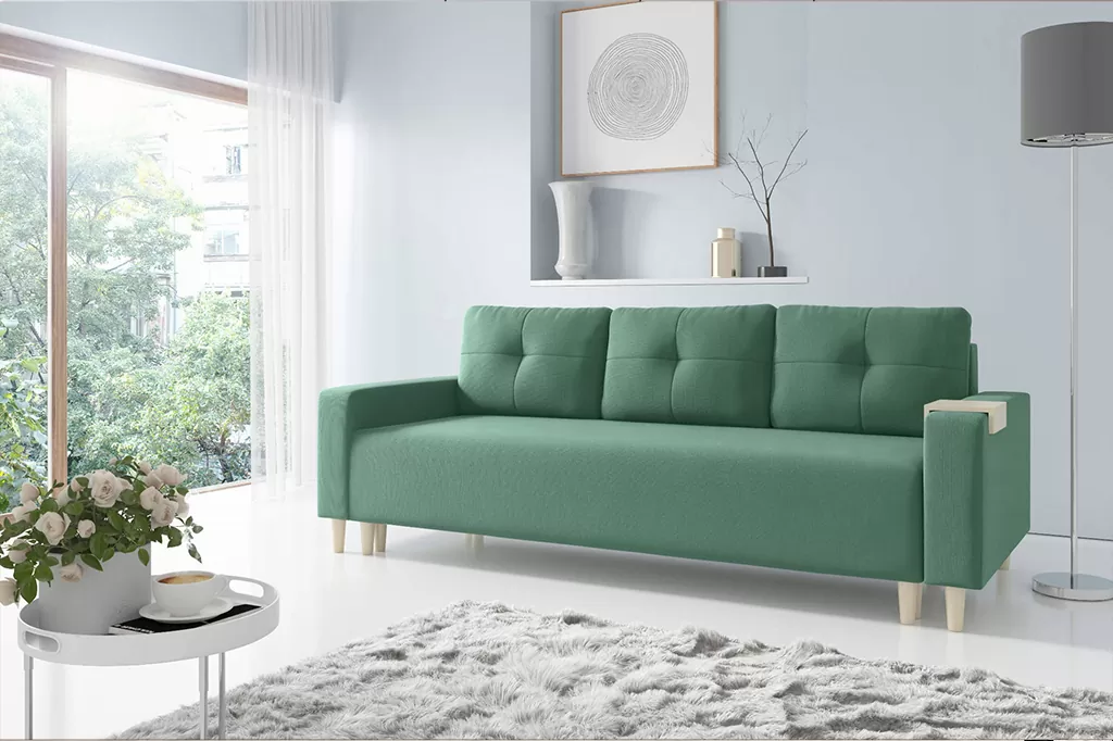 Мінімалістичний інтер’єр з м’ятно-зеленим прямим диваном на дерев’яних ніжках у світлій кімнаті з великим вікном